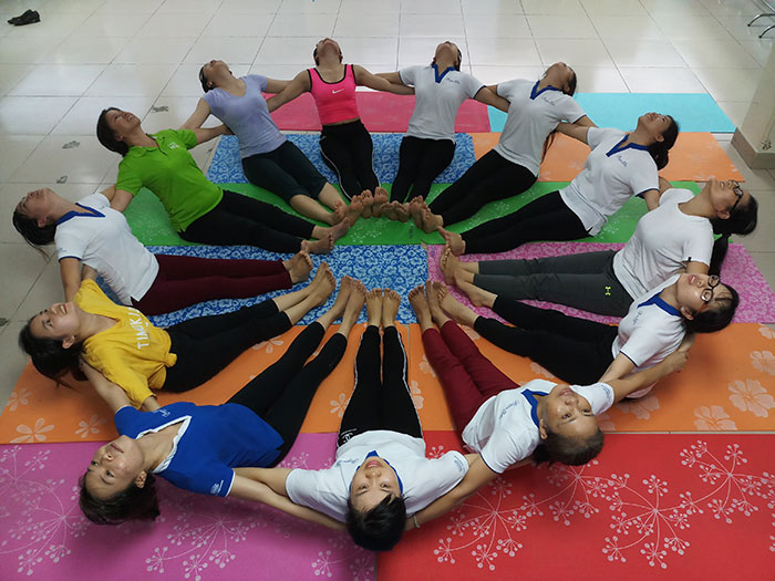 Lớp tập Yoga cộng đồng nhiều học viên