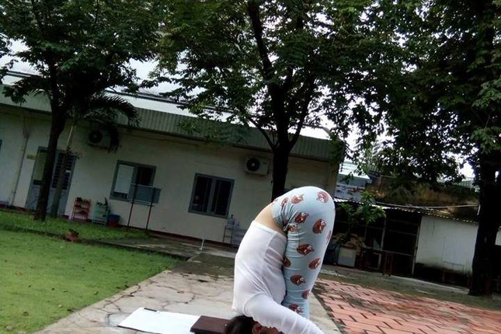 Tư thế đứng gập người về phía trước