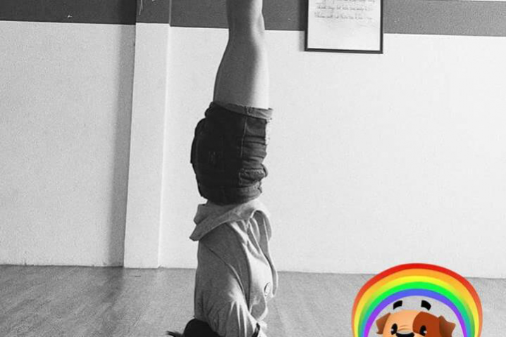 Tu-the-dung-bang-dau-trong-yoga Tư thế đứng bằng đầu